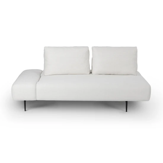 Sofa mit linker Armlehne und wendbaren Rückenkissen. Chaiselongue aus hellgrauem Stoff